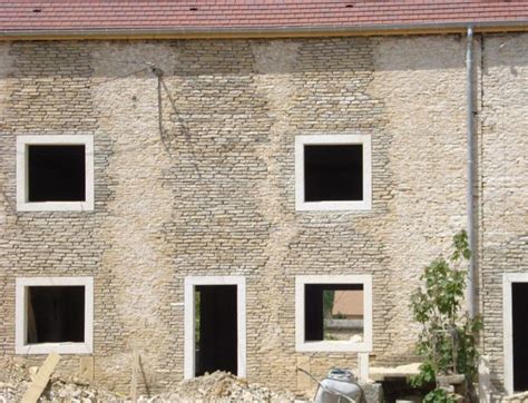 Encadrement fenêtre préfabriqué en béton monobloc ciselé bouchardé