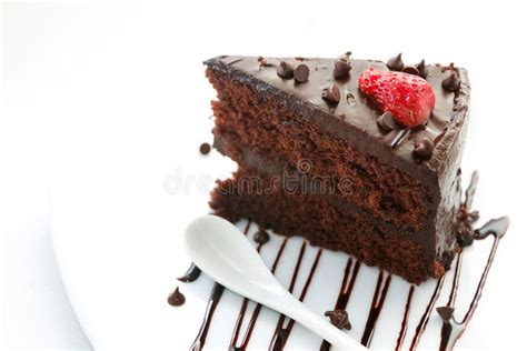 Rebanada De Pastel De Capas Del Chocolate Con Las Fresas Imagen De