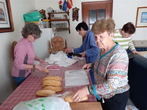 La Hermandad De La Divina Pastora Prepara Cerca De Bocadillos