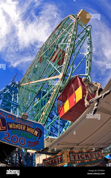 Coney Island Wonder Wheel Stock Photo - Alamy