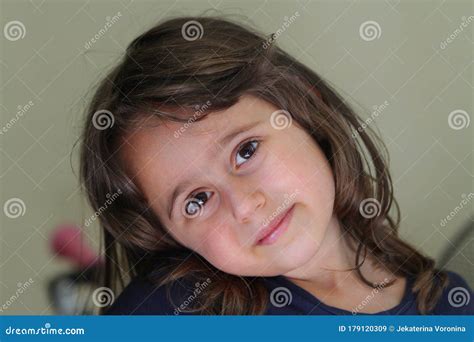 Menina De Anos E Meio Olhando Para A C Mera Imagem De Stock Imagem