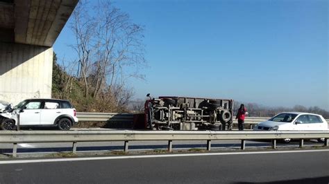 Incidente In Superstrada Scontro Tra Un Auto E Un Corriere Espresso