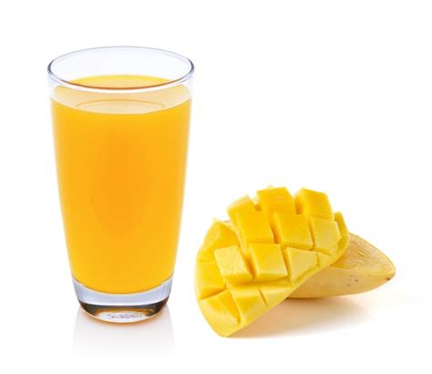 Jugo De Mango Y Mango Aislados Sobre Fondo Blanco Foto Premium