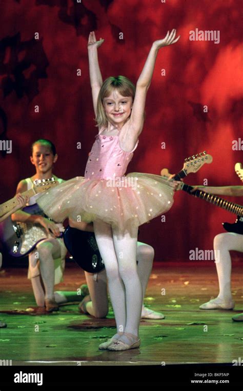 UPTOWN GIRLS (2003) DAKOTA FANNING UPTG 001-136 Stock Photo - Alamy