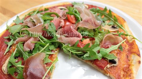 Rucola Pizza Mit Parmaschinken Und Frischen Tomaten Kochkino De