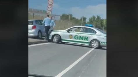 Condutor Sem Carta Foge Gnr Entra Em Contram O E Acaba Abalroado