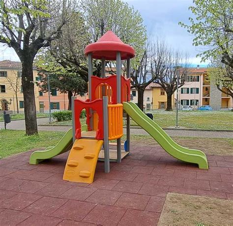 Altalene E Scivoli Nuovi Giochi Per Bambini Nei Giardini Pubblici