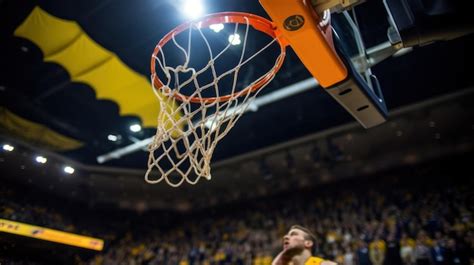 Un Jugador De Baloncesto Se Prepara Para Golpear La Pelota En El Aire