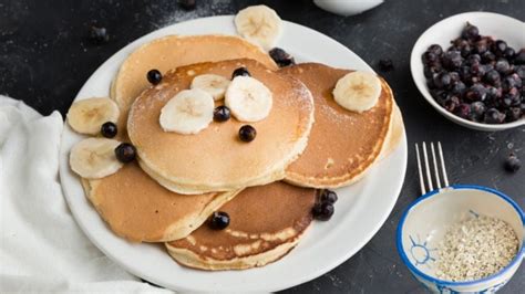 Receta para hacer hot cakes de avena con plátano Gastrolab