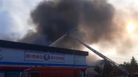 Grosso Incendio In Via Emilio Lepido A Parma Il Sindaco Chiudete Le