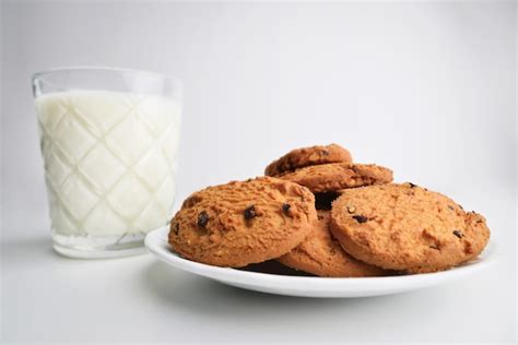 Galletas De Avena Caseras Con Trozos De Chocolate De Cerca En El Fondo