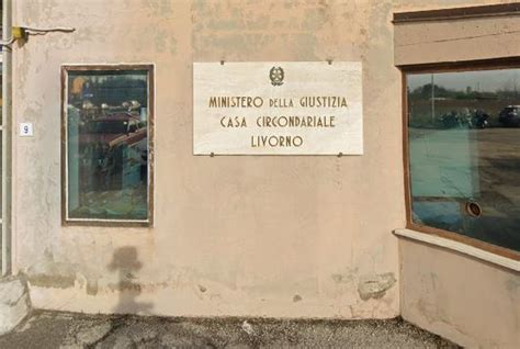 Pozzuoli Detenuto Enne Scavalca Un Muro Ed Evade Dal Carcere Di