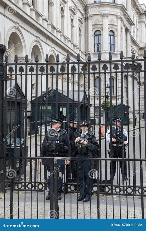 Armed Police Guard 10 Downing Street Editorial Image Image Of Kingdom Bars 96615700