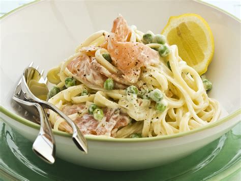 Pasta Mit Ger Uchertem Lachs Und Erbsen Rezept Eat Smarter