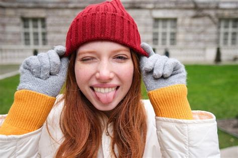 Retrato De Una Chica Pelirroja Graciosa Y Linda Que Se Pone Un Sombrero