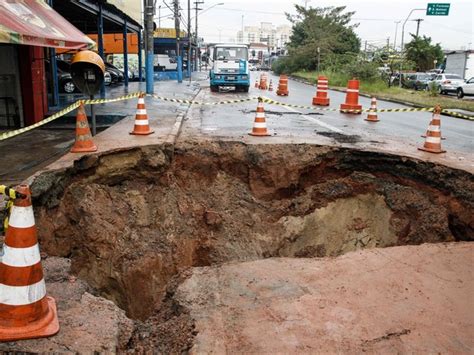 G Sp H Buraco Ocupa Faixa Da Avenida Itaquera Na Zona Leste