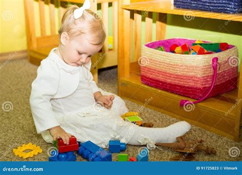 Flicka För Litet Barn Som Spelar I Dagis I Montessori Förskole Grupp