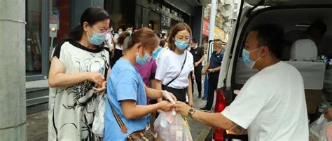 暖心丨省二院慰问支援核酸检测采样点医护人员群众暴雨工作