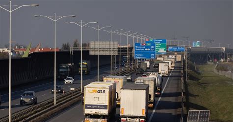 Korek Na Autostradzie A Wypadek Ko O Wroc Awia