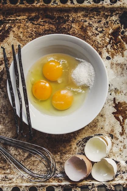 Huevos Crudos En Un Plato Foto Premium