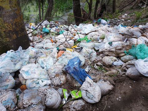 Pa Ales Desperdicios De Pa Ales Sucios En Papel De Basura Foto De