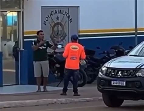 V Deo Homens Trocam Socos Em Frente A Unidade Policial No Quinari