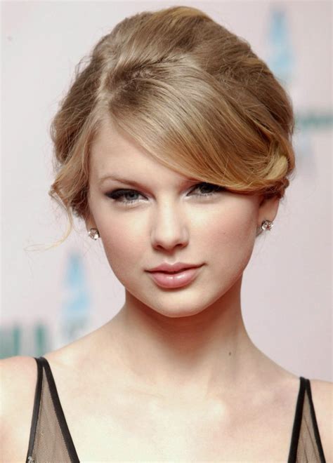 Taylor Swift New Hairstyle - Wavy Haircut