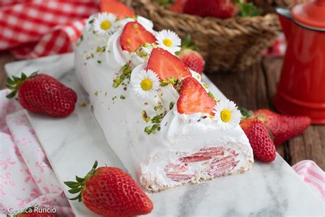 Rotolo Di Pavesini Con Fragole E Panna Torta Senza Cottura