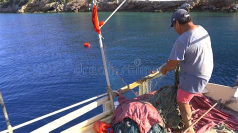 Pescador Que Pesca Redes De Pesca No Mar Por M Todo Tradicional Video