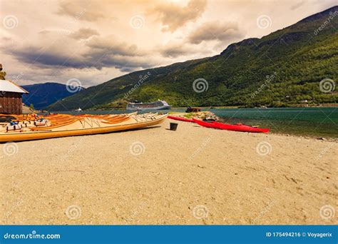 Kayaks Et Bateau De Croisi Re Dans Flam Norv Ge Photo Stock Image Du