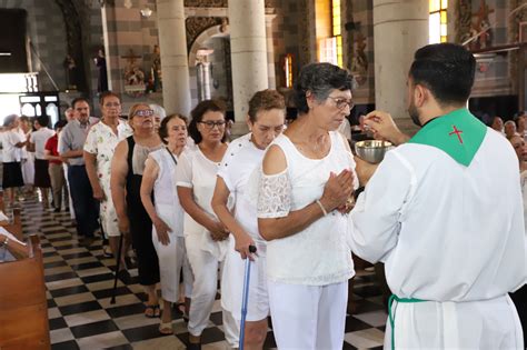 Adultos mayores acuden a dar gracias por el Día de los Abuelos a la