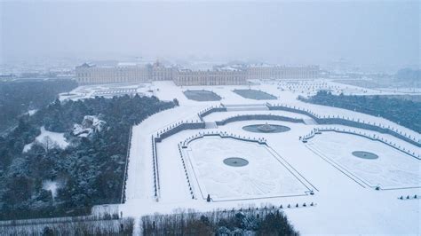 Meteo Prima Neve Dell Anno A Parigi Nevicate In Dipartimenti In