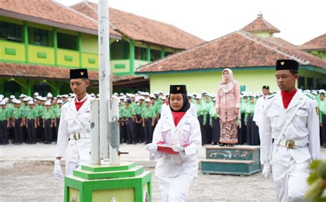 Rintik Hujan Iringi Upacara Hut Ri Ke Di Matansa