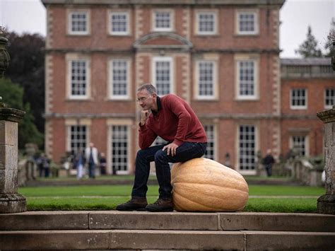 Look Giant 8 97kg Onion Set To Break World Record At Harrogate Flower