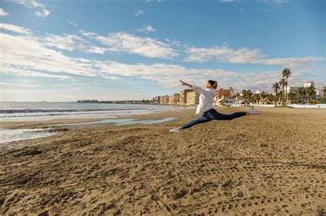 Una Hermosa Joven En Rgica Haciendo Gimnasia En La Playa Foto Premium