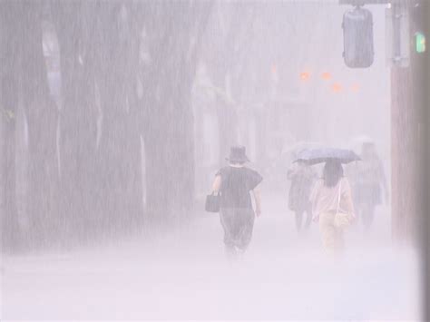 バチバチと打ち付ける「滝のような雨」…名古屋で昼過ぎに局地的な大雨 突然の雨に困惑する人たちも | 東海テレビNEWS