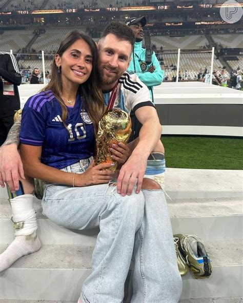 Foto Lionel Messi Levou Antonella Roccuzzo Para O Campo Após A Vitória