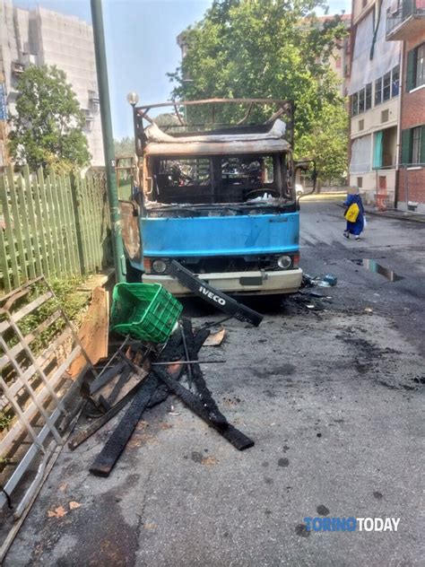 Incendio A Torino In Via Angelo Scarsellini Camion Distrutto Dalle Fiamme