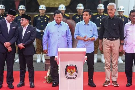 Hari Pertama Kampanye Anies Sungkem Ke Orang Tua Prabowo Beri Bantuan