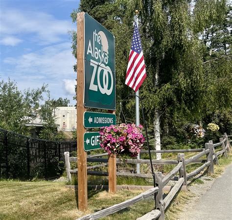 Zoo entrance sign - ZooChat