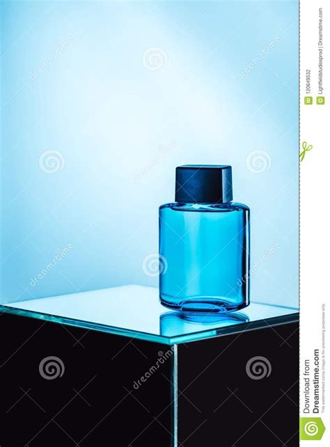 Perfume Para Hombre En Botella Azul Del Espray Foto De Archivo