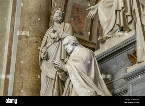 Statue San Pietro Inside Basilica Fotos Und Bildmaterial In Hoher