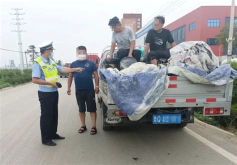 危险又违法！货车违规载人“驶”不得 货运卡车 车城网