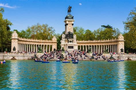 Guided walking tour in the famous Retiro Park in Madrid 2022