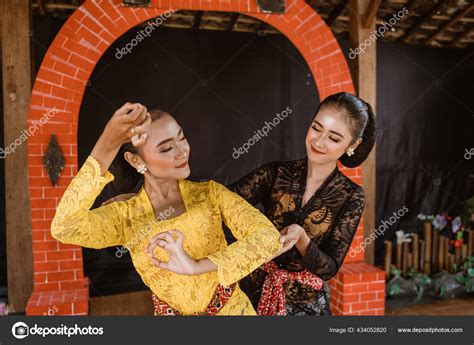 Javanese indonesian dance instructor teach a dance movement — Stock ...