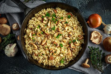 Risotto De La Seta En Cacerola Del Hierro Con Las Hierbas Y El Queso