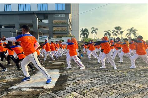 Perkuat Daya Tahan Tubuh 1 000 Orang Di Surabaya Ikuti Senam Pernapasan