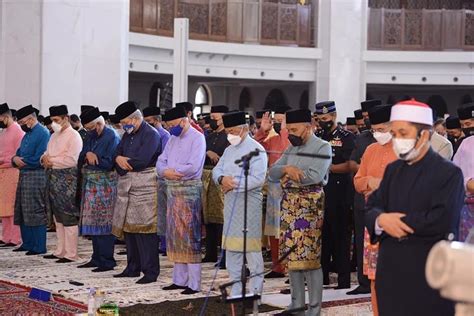 Agong Bersama Rakyat Tunai Solat Sunat Aidilfitri Utusan Malaysia