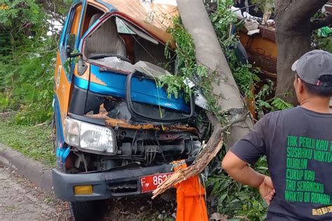 Sopir Diduga Ngantuk Truk Sampah Seruduk Tiang Listrik Di Bogor