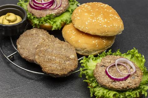 Bollos Redondos Hamburguesa De Ternera Con Verduras Y Cebollas Picadas